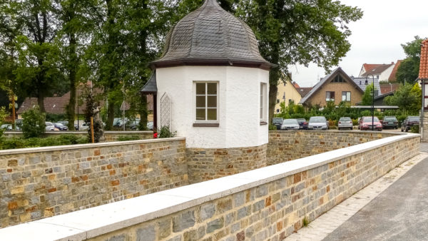 Naturstein-Mauer