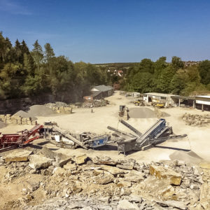Steine werden zu Splitten gebrochen