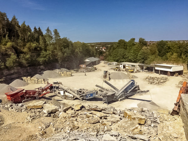 Steine werden zu Splitten gebrochen